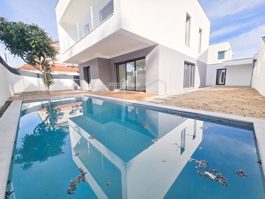 Detached House in Aroeira, Almada