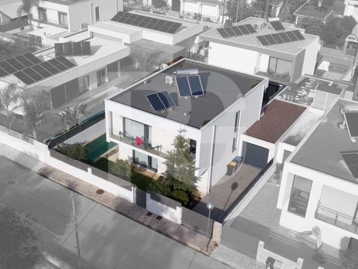 منزل ﻓﻲ Aroeira, Almada