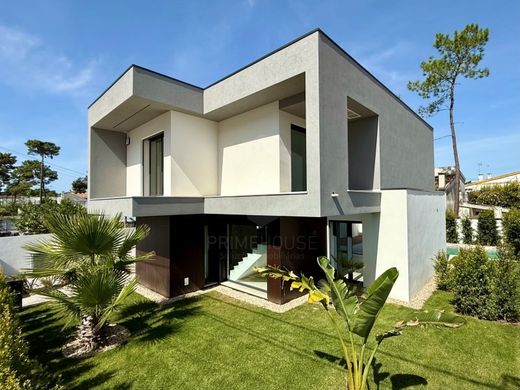 Detached House in Charneca de Caparica, Almada