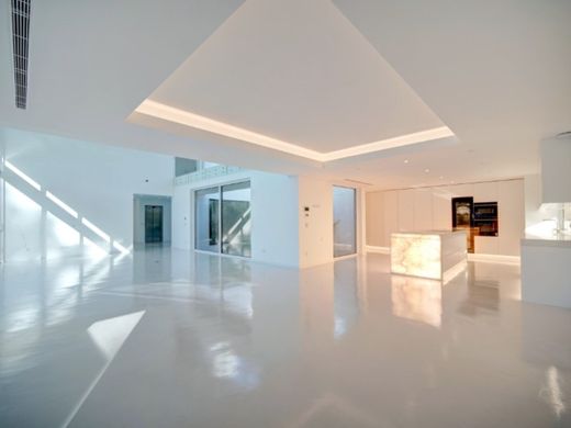 Detached House in Aroeira, Almada