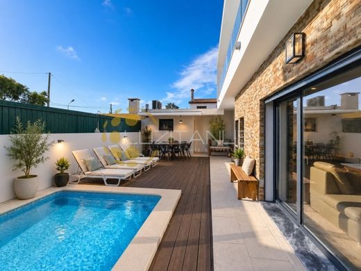Luxury home in Aroeira, Almada