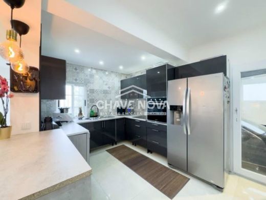 Apartment / Etagenwohnung in Charneca de Caparica, Almada