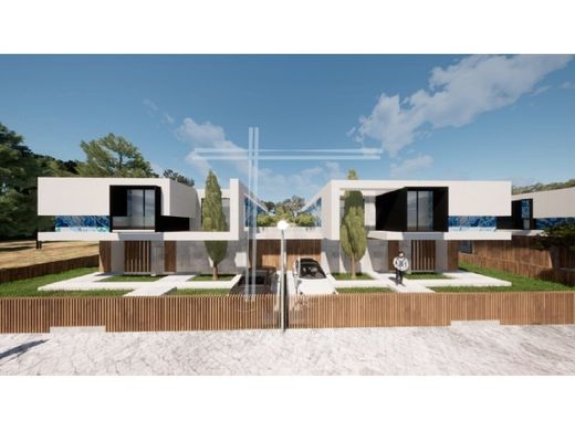 Detached House in Aroeira, Almada