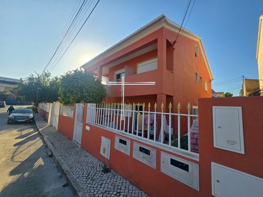 Casa Independente - Charneca de Caparica, Almada