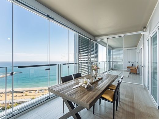 Apartment / Etagenwohnung in Barcelona, Provinz Barcelona