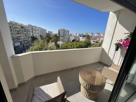 Apartment / Etagenwohnung in Almada, Distrito de Setúbal