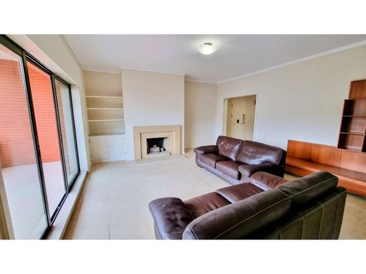 Apartment / Etagenwohnung in Oeiras, Lissabon