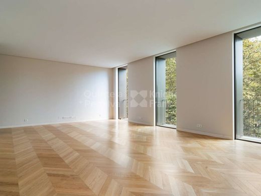 Apartment / Etagenwohnung in Santo António, Lisbon