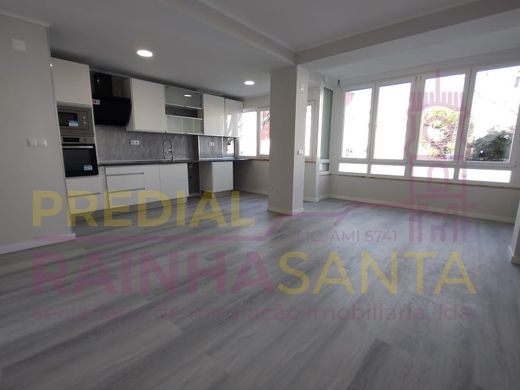 Apartment / Etagenwohnung in Oeiras, Lissabon