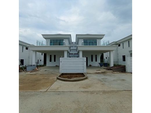 Mehrfamilienhaus in Kampong Sengkurong
