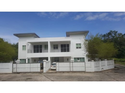 Semidetached House in Kampong Gadong, Daerah Brunei dan Muara