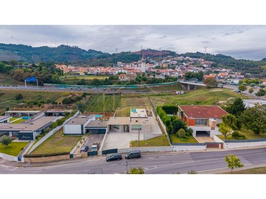 Dom jednorodzinny w Guimarães, Distrito de Braga