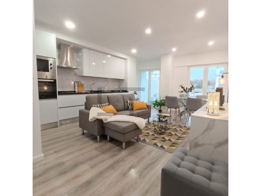 Apartment / Etagenwohnung in Benfica, Lisbon