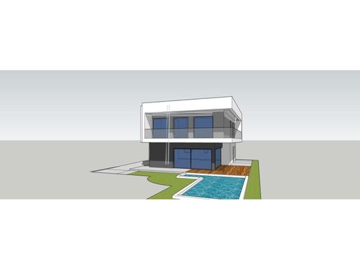 Detached House in Aroeira, Almada