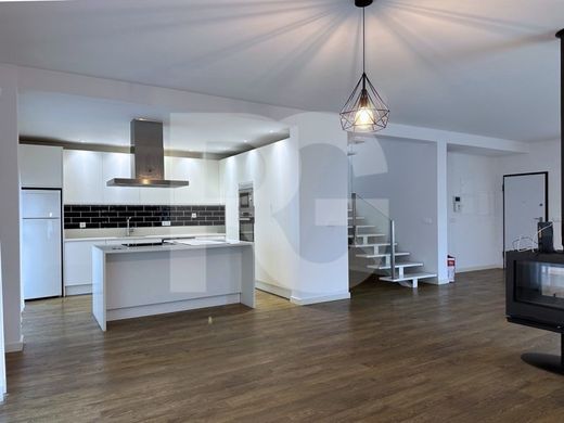 Luxury home in Aroeira, Almada