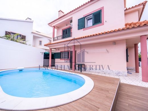 Detached House in Aroeira, Almada