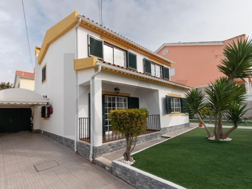 Luxury home in Charneca de Caparica, Almada