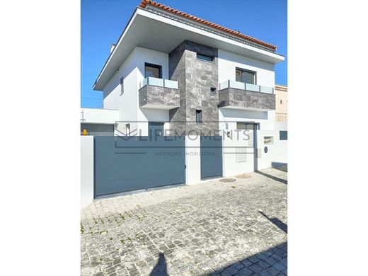 ‏וילה רב-משפחתית ב  Loures, Distrito de Lisboa