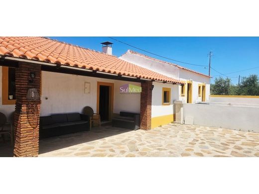 农场  Moura, Distrito de Beja