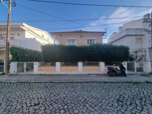 Apartment / Etagenwohnung in Almada, Distrito de Setúbal