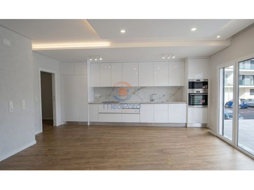 Apartment / Etagenwohnung in Loures, Lissabon