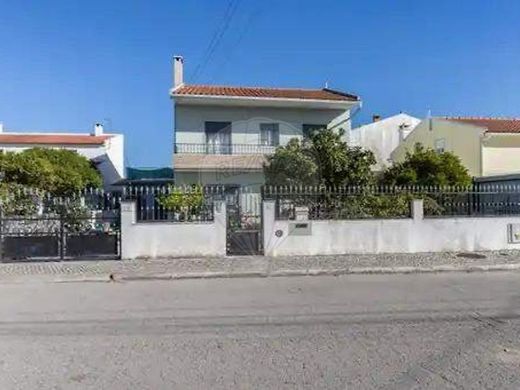 Luxury home in Charneca de Caparica, Almada
