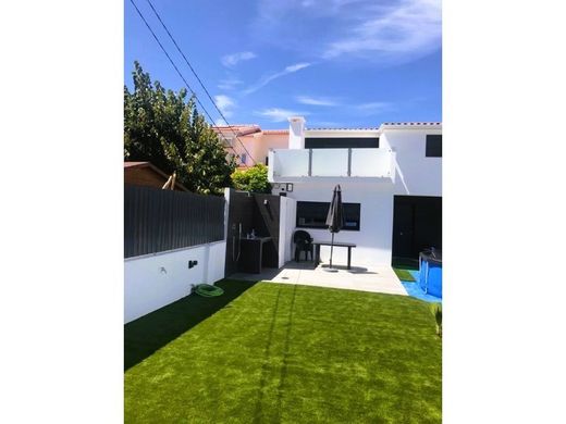Semidetached House in Charneca de Caparica, Almada