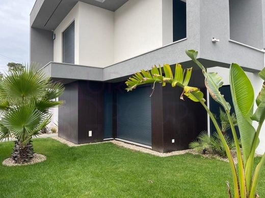 Detached House in Aroeira, Almada
