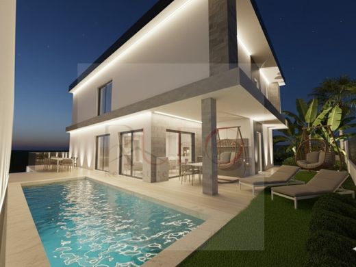 Detached House in Charneca de Caparica, Almada