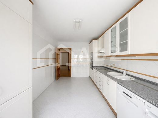Apartment / Etagenwohnung in Loures, Lissabon