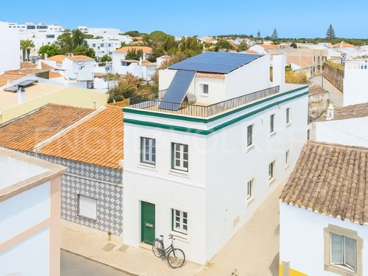 Tavira, Distrito de Faroのマルチファミリーヴィラ