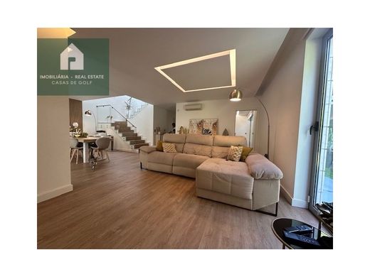 Смежная Вилла, Шарнека, Almada