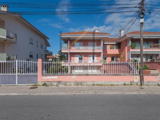 Apartment / Etagenwohnung in Oeiras, Lissabon