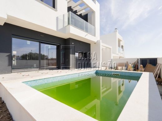 Luksusowy dom w Charneca de Caparica, Almada