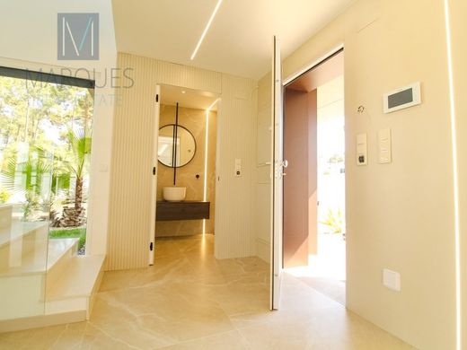 Luxury home in Aroeira, Almada