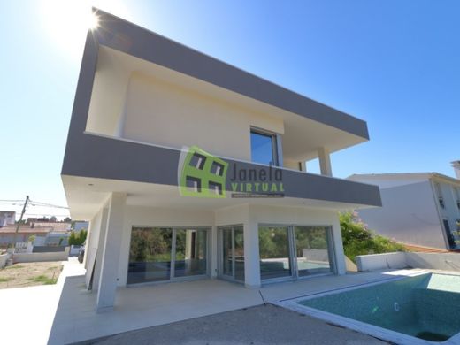 Dom jednorodzinny w Charneca de Caparica, Almada