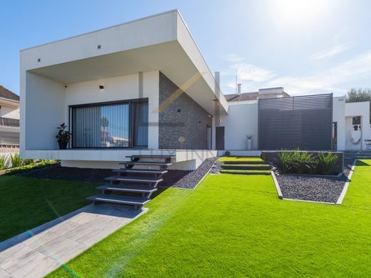 Luxury home in Charneca de Caparica, Almada