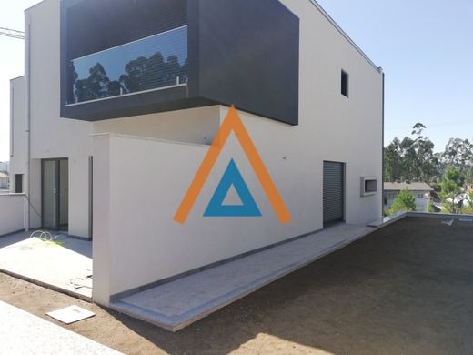 Twee-onder-een-kapwoning in Santa Maria da Feira, Distrito de Aveiro