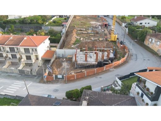 Смежная Вилла, Santa Maria da Feira, Distrito de Aveiro