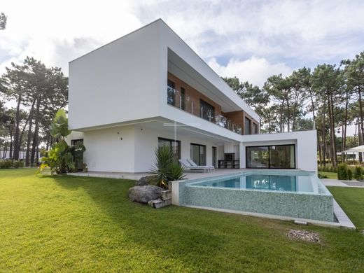 Detached House in Aroeira, Almada