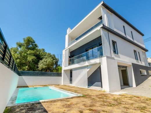 Almada, Distrito de Setúbalの高級住宅