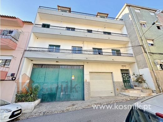 Loures, Distrito de Lisboaのアパートメント・コンプレックス