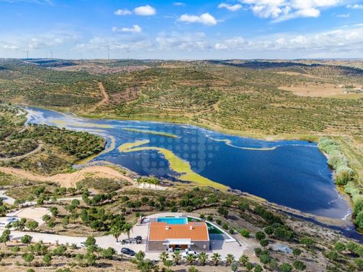 Fattoria a Mértola, Distrito de Beja