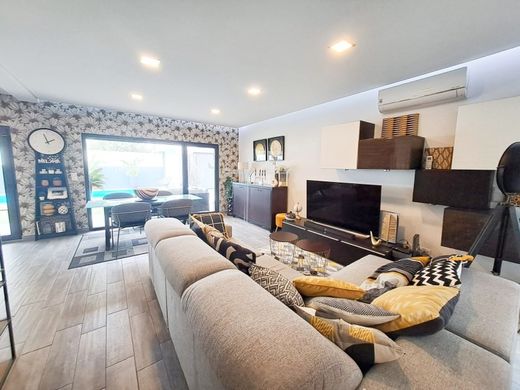 Semidetached House in Charneca de Caparica, Almada