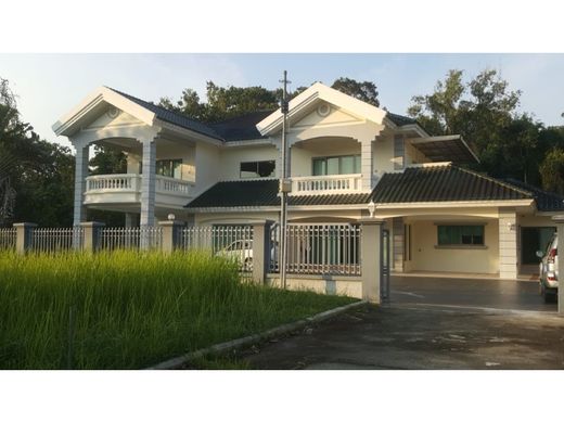 Detached House in Kampong Berakas, Daerah Brunei dan Muara