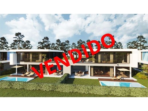 Detached House in Aroeira, Almada