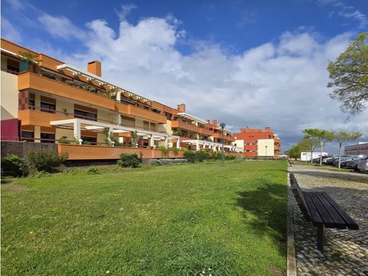 Apartment / Etagenwohnung in Oeiras, Lissabon