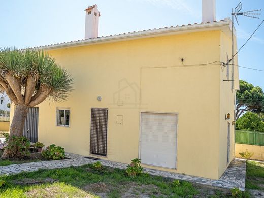 Detached House in Charneca de Caparica, Almada