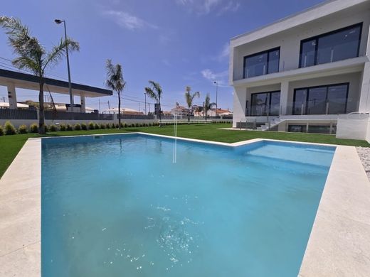 Willa wielorodzinna w Charneca de Caparica, Almada