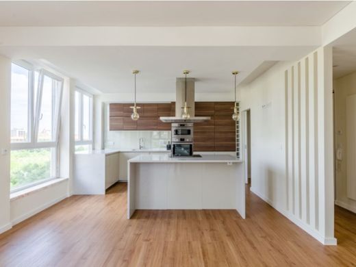 Apartment / Etagenwohnung in Campolide, Lisbon